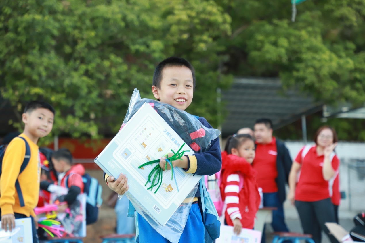 孩子们收到书包、学习用具，展露笑颜