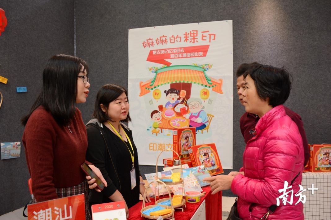 市民游客对粿印文创作品颇感兴趣。