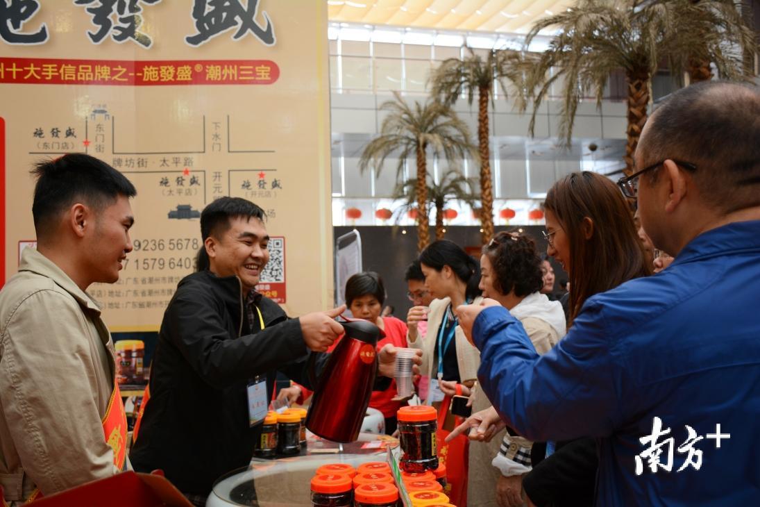 潮州三宝等潮州传统美食出现在展会上。