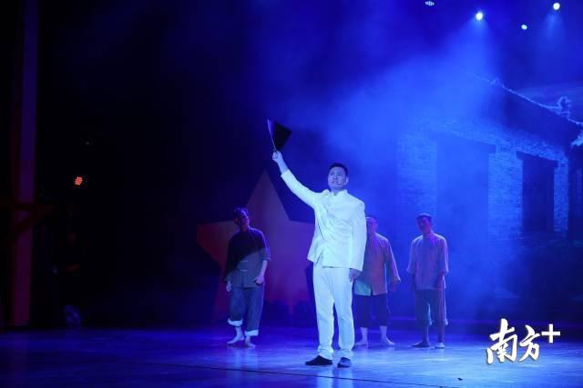 情景剧《烈火燎原》再现了彭湃烧毁自家田契、开展海陆丰农民运动的情景。