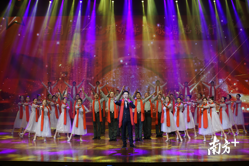 合唱《奔向海陆丰》唱出了海陆丰儿女前赴后继、视死如归的英雄气概。