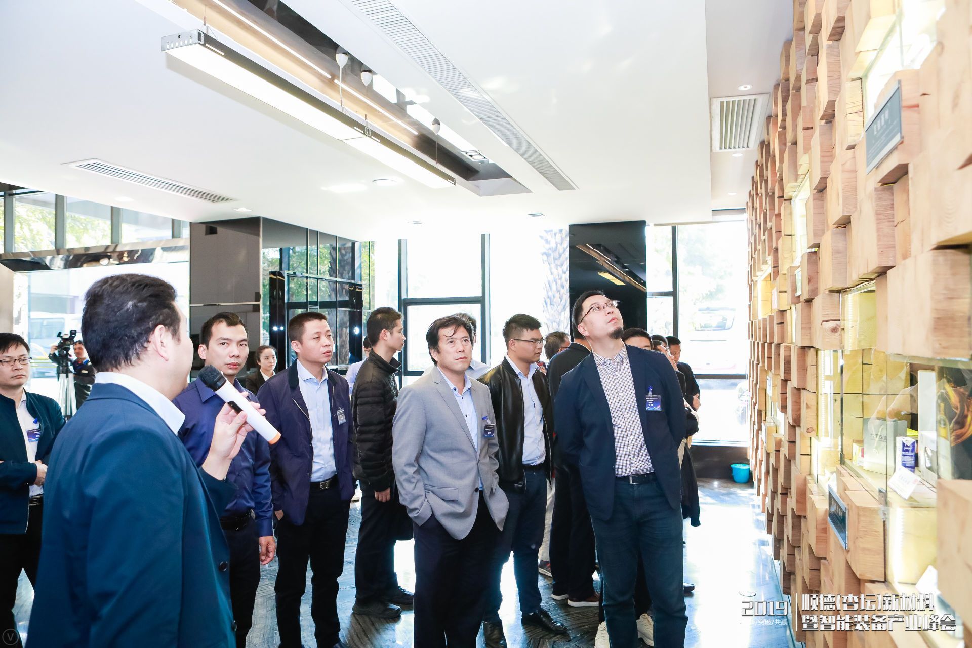 来自全国各地的投资机构实地走访杏坛新材料企业，促进资本和产业对接。