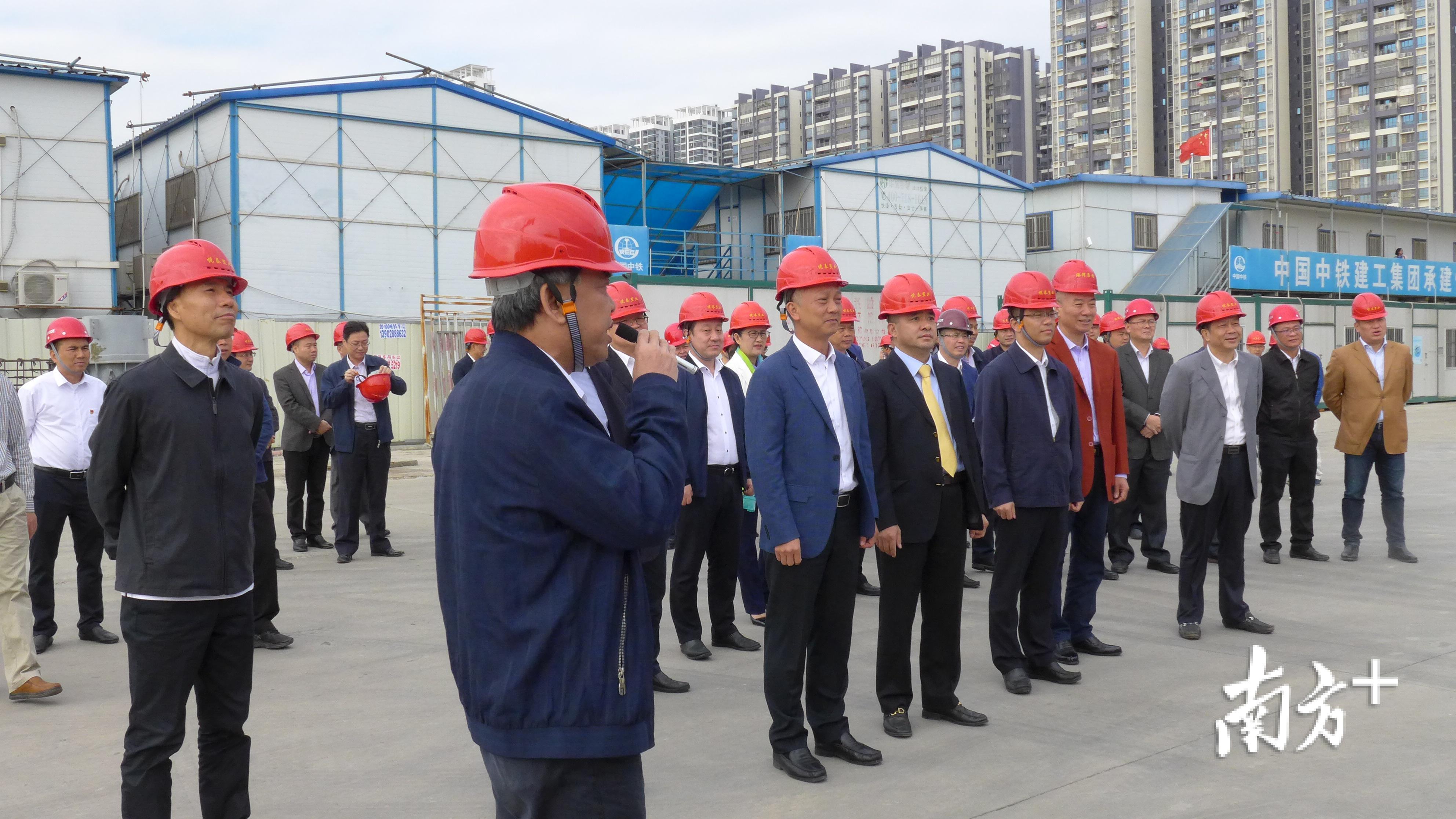 与会人员实地考察 与会人员实地考察