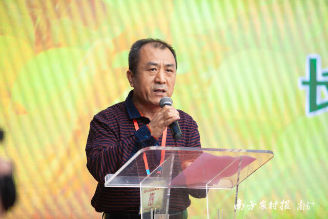 海南省农业农村厅党组成员吴明海出席大会并讲话。 海南省农业农村厅党组成员吴明海出席大会并讲话。