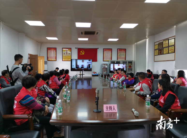 南海法院邀请市民代表观摩“执行开庭”现场。