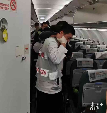 万米高空医生救人一命 万米高空医生救人一命