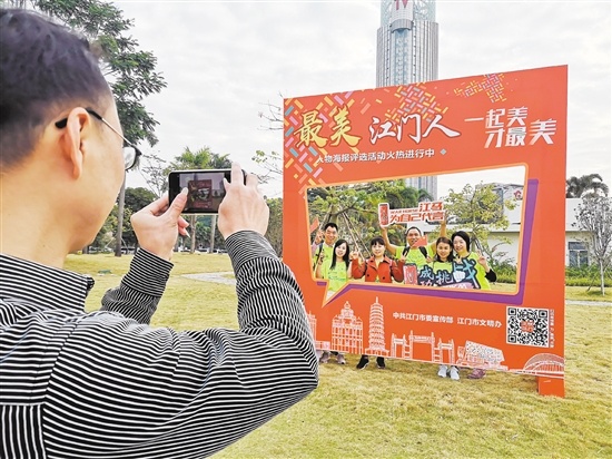 参赛者纷纷来到合影板前留影.