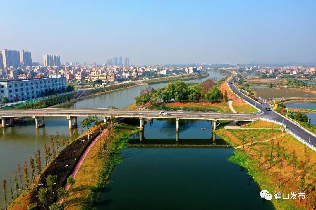 "鹤马"震撼上演!近三万人于沙坪河畔欢乐健走