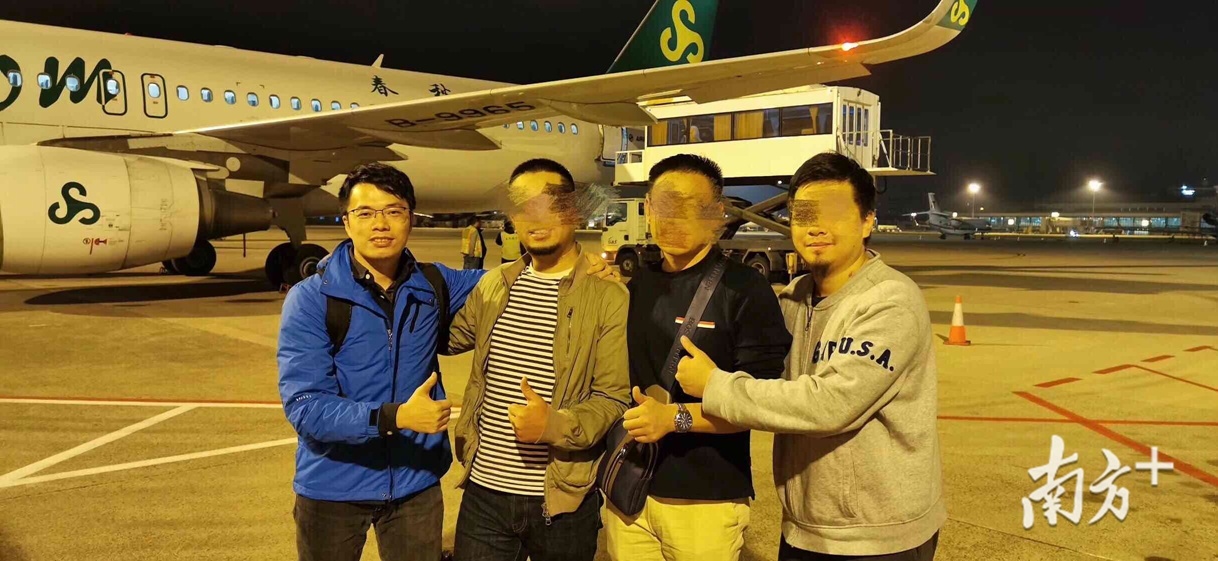 文希医生与热心乘客的合影 文希医生与热心乘客的合影