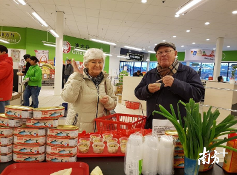 茂名品牌鱼罐头“鱼家香”在海外超市。 茂名品牌鱼罐头“鱼家香”在海外超市。