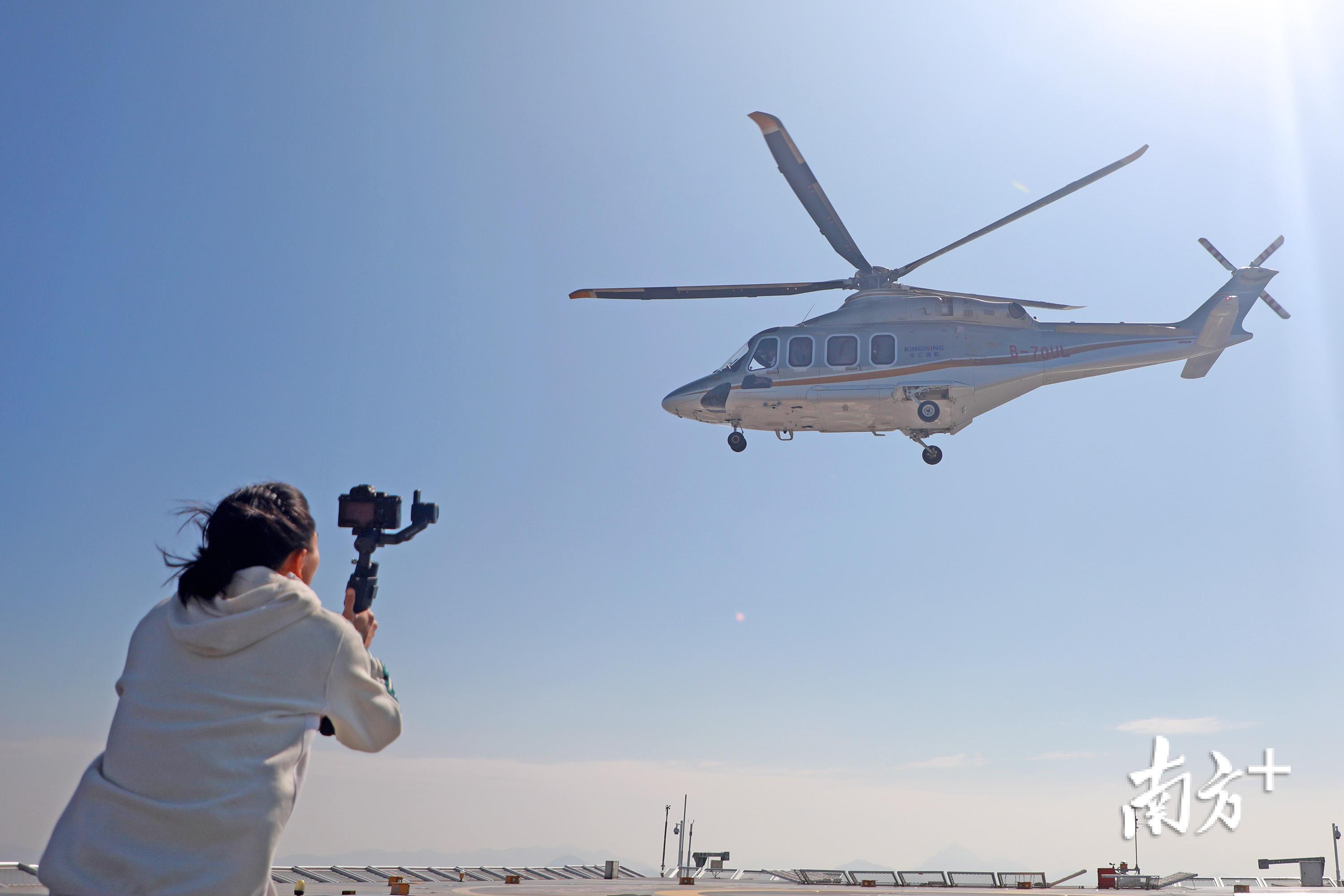 直升机带你俯瞰深圳湾区景色。