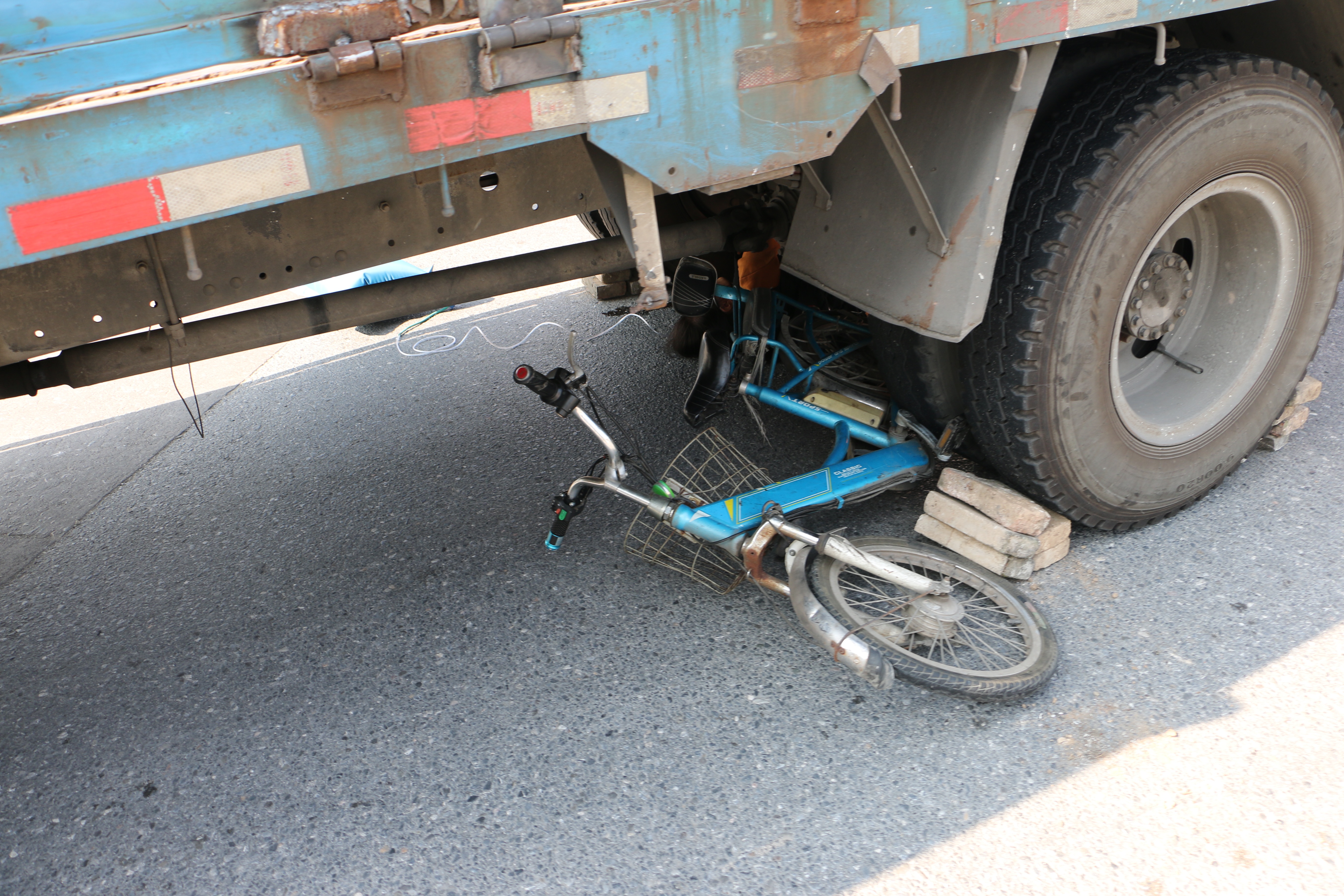 路边摄|视野盲区惹祸,货车"吞"下电动车