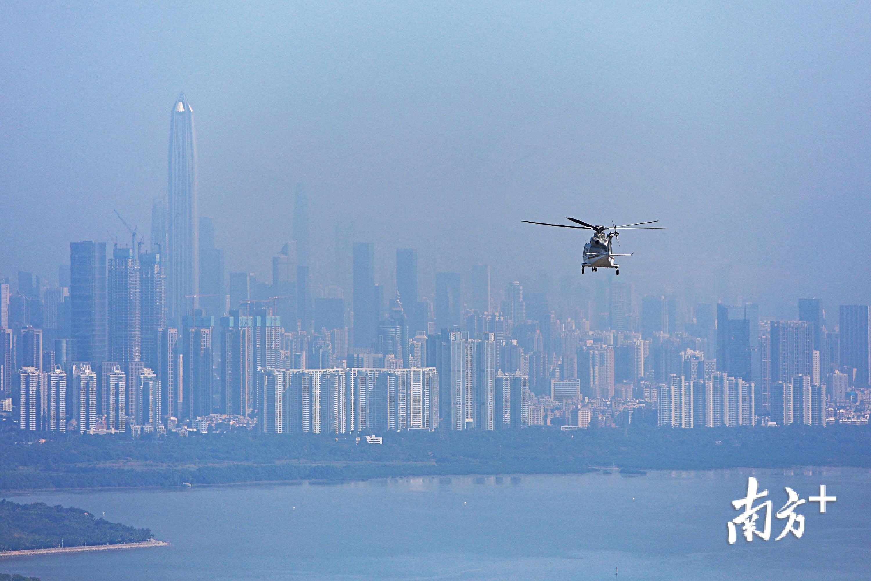 12月2日,深圳湾1号"云端"停机坪正式启航,记者乘直升机带你俯瞰深圳