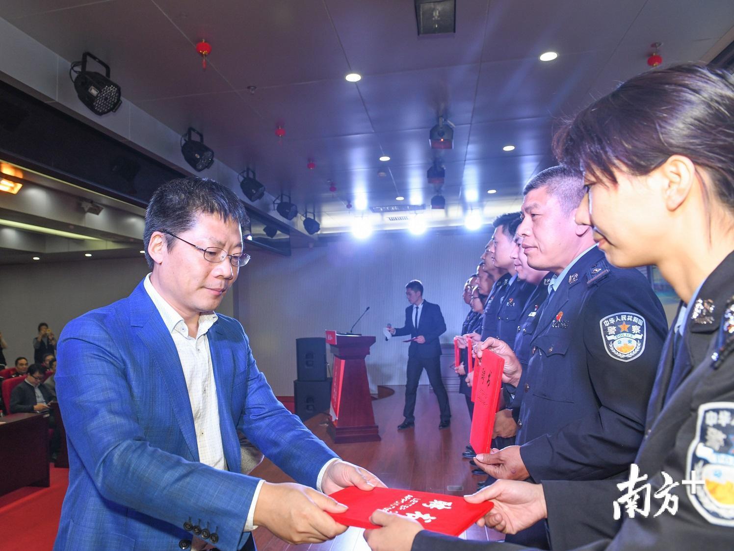 活动中,南方都市报数据工程师陈泽然介绍了"平安梅州"指数体系构建