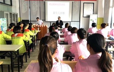 冯秀珍在为学员授课。河源日报记者 曾俊霖 摄