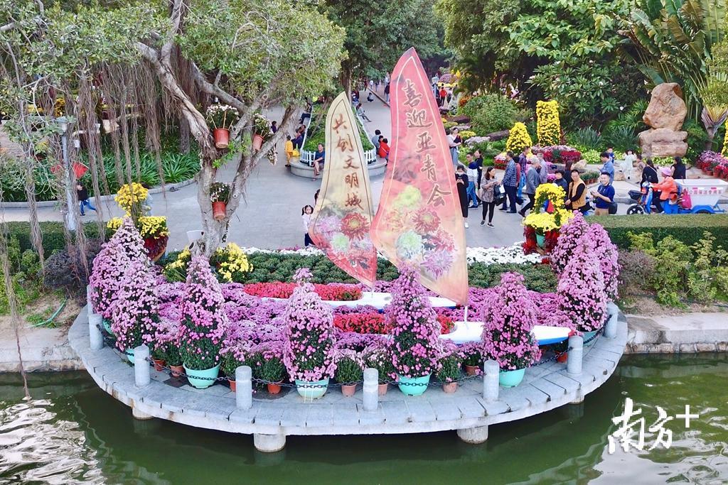 今年的菊花展览融入了汕头创文和亚青会元素。