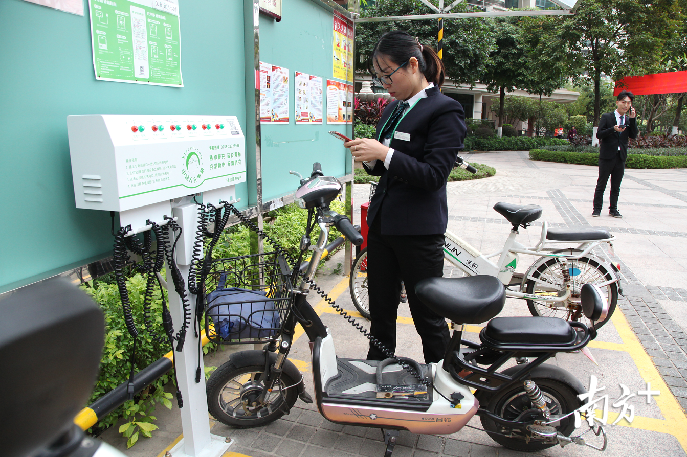 该白色装置是电动自行车智能充电桩。通讯员供图 该白色装置是电动自行车智能充电桩。通讯员供图