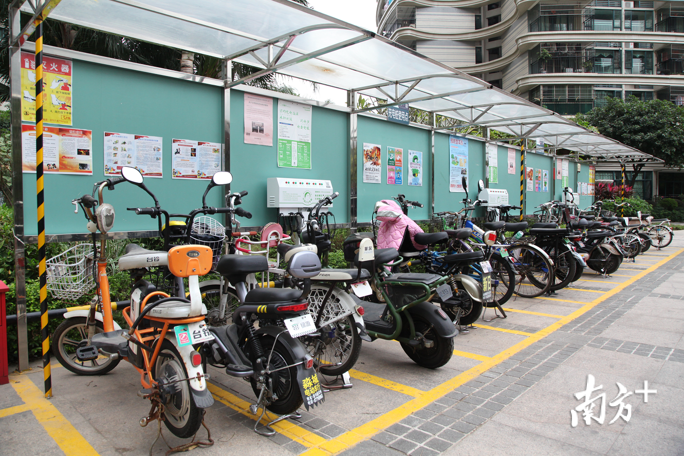 该小区已建设智能充电桩16个,每个桩可以同时给6辆电动车充电。通讯员供图 该小区已建设智能充电桩16个,每个桩可以同时给6辆电动车充电。通讯员供图