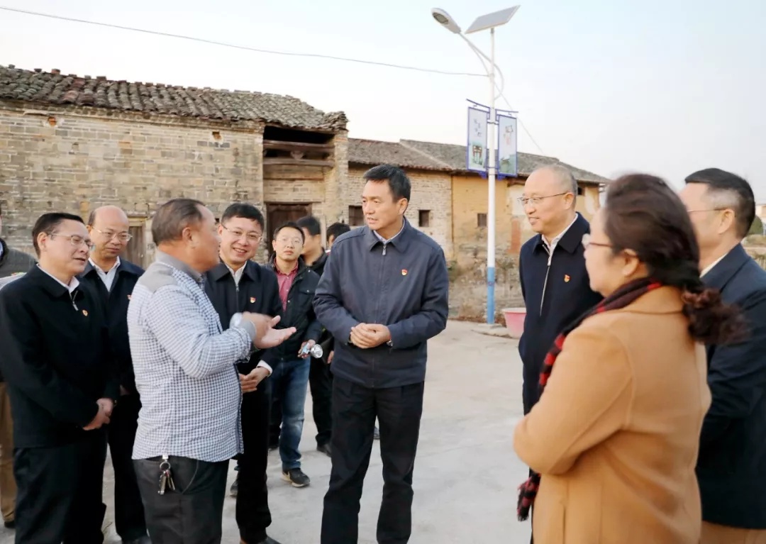 市委书记李红军在仁化县周田镇风度村调研。
