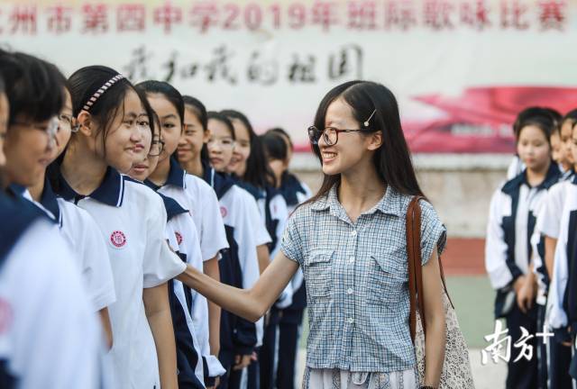 陈晓婷带领学生早操。陈铠进 摄