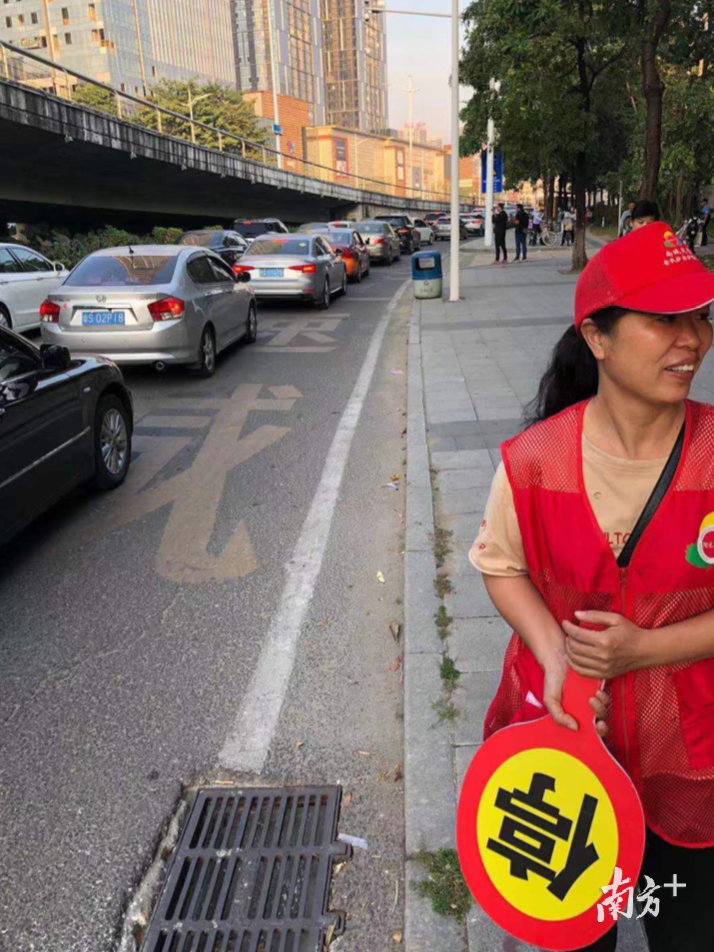 学校家长义工及周边小区保安自发协助疏导交通