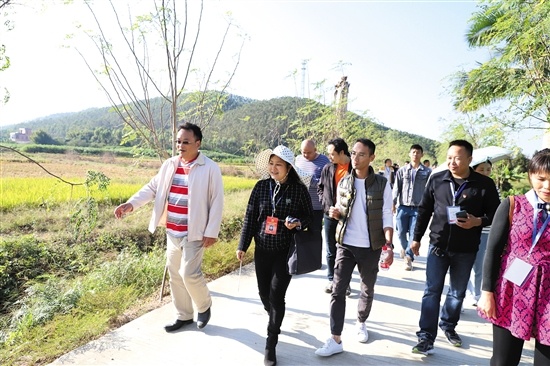 培训班组织学员实地考察，搭建综合性研学平台。