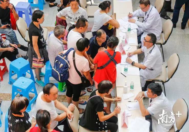 中山市人民医院南朗分院揭牌当日，前来参加义诊的患者如潮