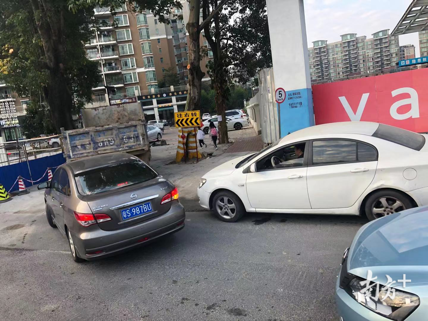 因施工需要，南城阳光二小附近路段交通压力大。