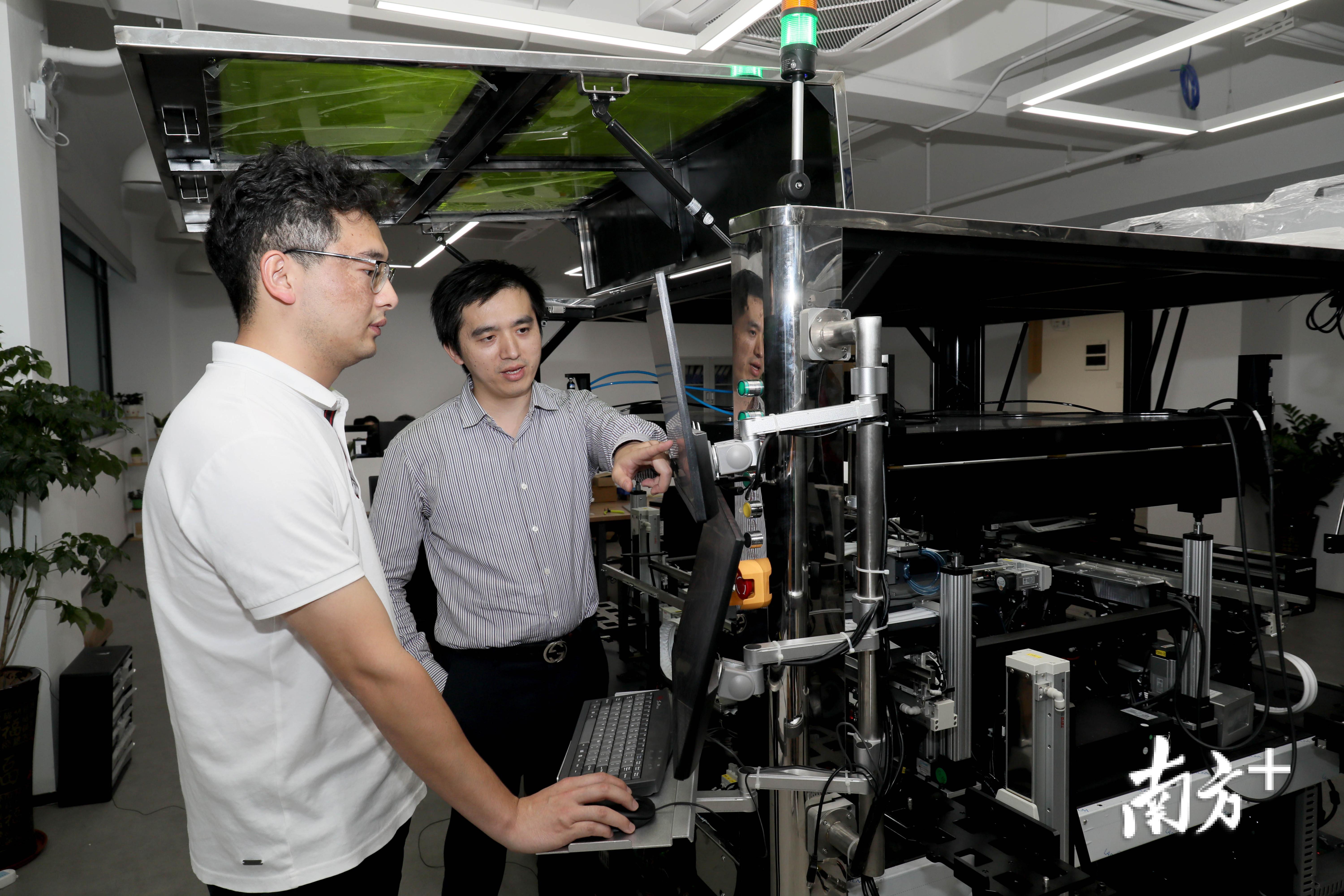 香港创业青年汤毅韬(右)在港澳科技成果转化基地,与创业伙伴讨论新产品研发。 香港创业青年汤毅韬(右)在港澳科技成果转化基地,与创业伙伴讨论新产品研发。