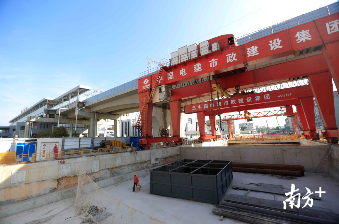 全国首座高铁桥下建设的地铁站深圳地铁12号线和平站封顶