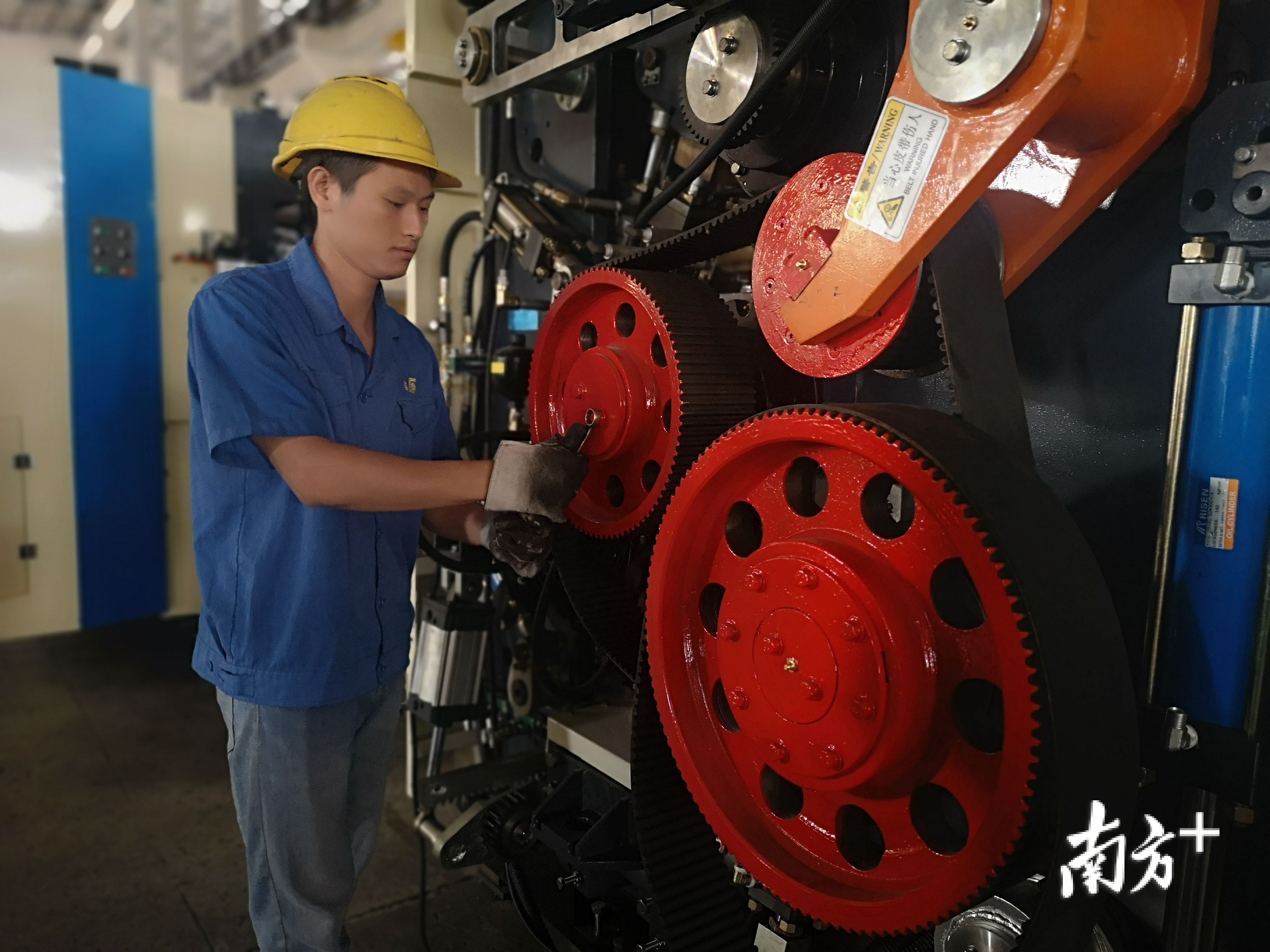 佛山市富利包装机械有限公司技术人员正在调试制造设备。受访者供图