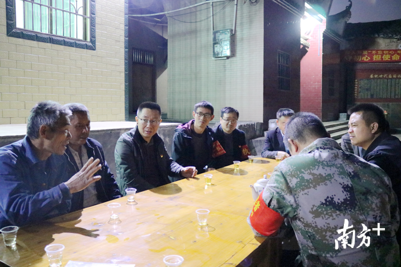 纪检监察干部与村民共坐一堂，实地探访民情。