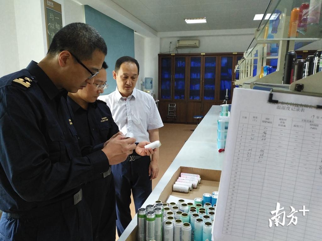 潮阳海关关员到企业开展出口危化品监管。朱卓彬 摄
