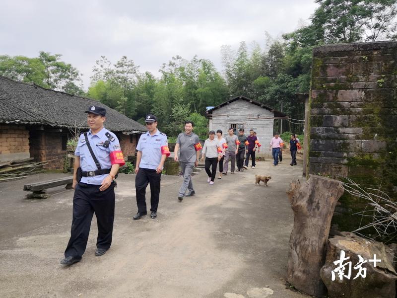 “红袖章”平安志愿者正在巡逻。