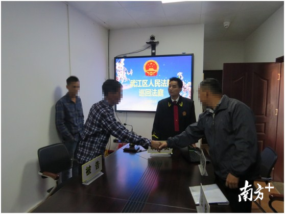 在法院调解下双方握手言和。