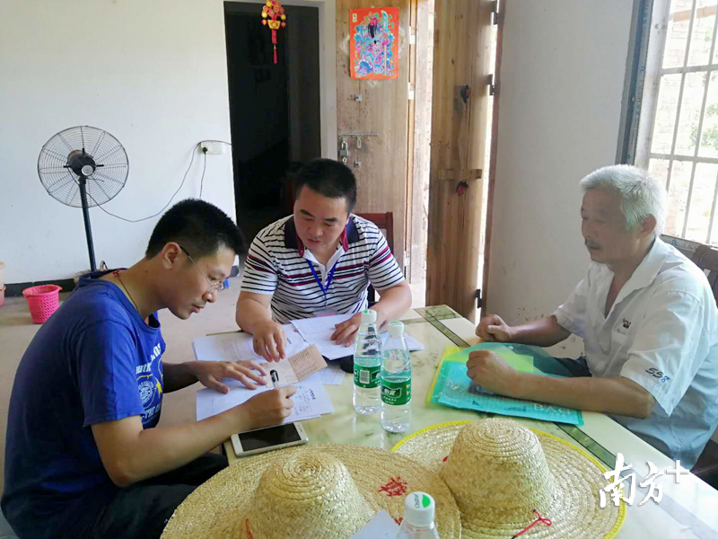 纪检监察干部进村入户，核实低保户信息，确保惠民政策真正落到实处。