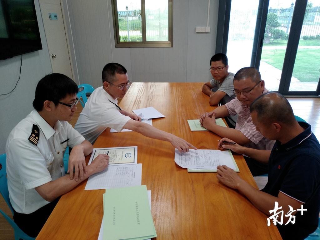 潮阳海关引导企业填报供港蔬菜备案手续。郑永铭 摄