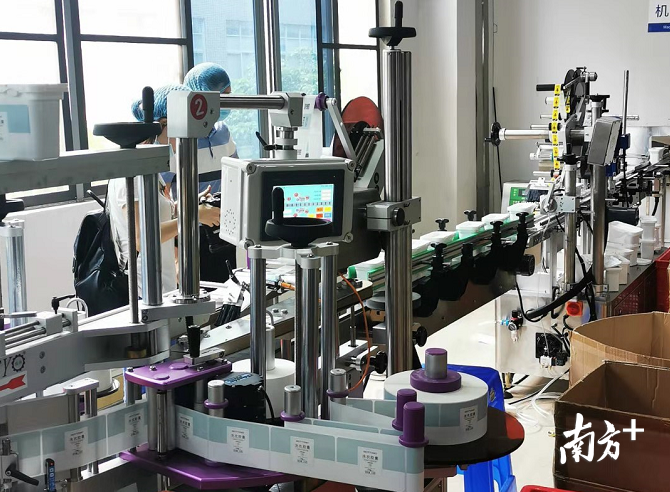 目前,我国常规超市中超过50%的三腔洗衣凝珠产品均由优凯科技生产。李慧君 摄 目前,我国常规超市中超过50%的三腔洗衣凝珠产品均由优凯科技生产。李慧君 摄