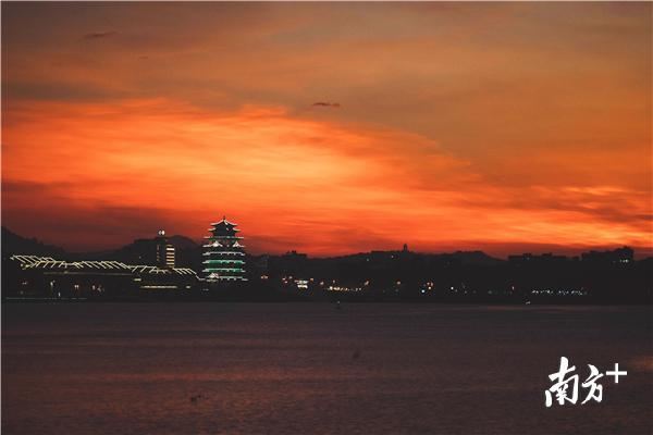 橙 色:得益于优质的空气质量,在惠州我们不难看到这样橙色的晚霞弥漫东江,在温暖的霞光中,合江楼被映衬得更加古色古香。 橙 色:得益于优质的空气质量,在惠州我们不难看到这样橙色的晚霞弥漫东江,在温暖的霞光中,合江楼被映衬得更加古色古香。