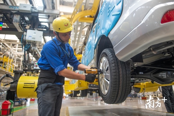 目前，广州每年培养3万余名高素质技能人才，正成为粤港澳大湾区战略性新兴产业、先进制造业、传统优势产业持续快速发展的重要支撑。  南方日报记者 刘力勤 摄