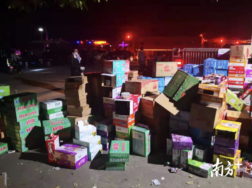 崇步学校门口堆满了矿泉水、方便面、八宝粥等物资。 崇步学校门口堆满了矿泉水、方便面、八宝粥等物资。