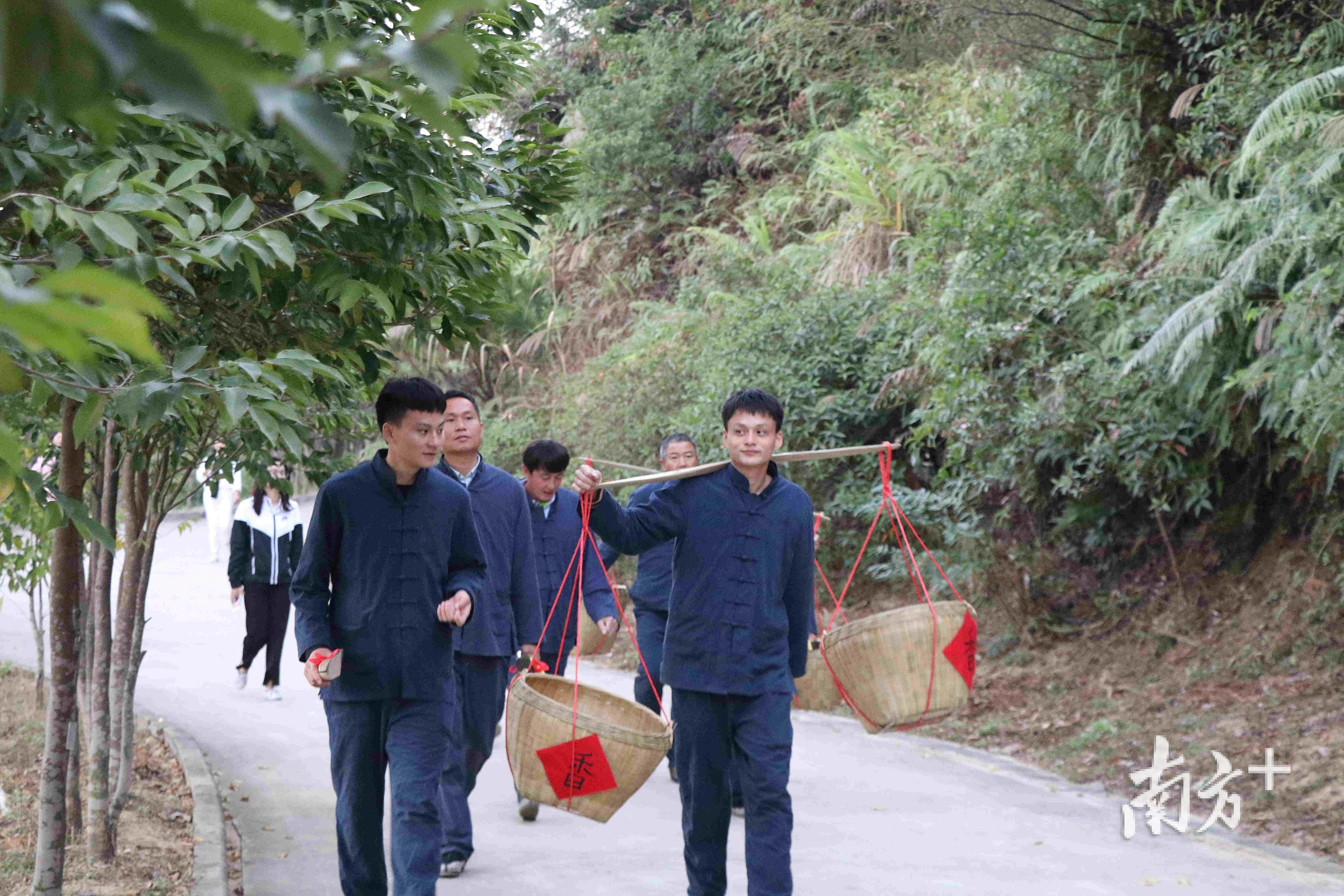 祭拜山神后，刘焕良和刘杰两兄弟跟随师父上山。 张筱云 摄