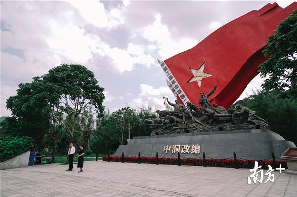 红 色:惠州是国家历史文化名城,更是一方红色热土。在第一次、第二次国内革命战争,抗日战争,解放战争等阶段,红色烽火遍布惠州大地。图为惠东高潭“中洞改编”90周年纪念雕塑。 红 色:惠州是国家历史文化名城,更是一方红色热土。在第一次、第二次国内革命战争,抗日战争,解放战争等阶段,红色烽火遍布惠州大地。图为惠东高潭“中洞改编”90周年纪念雕塑。