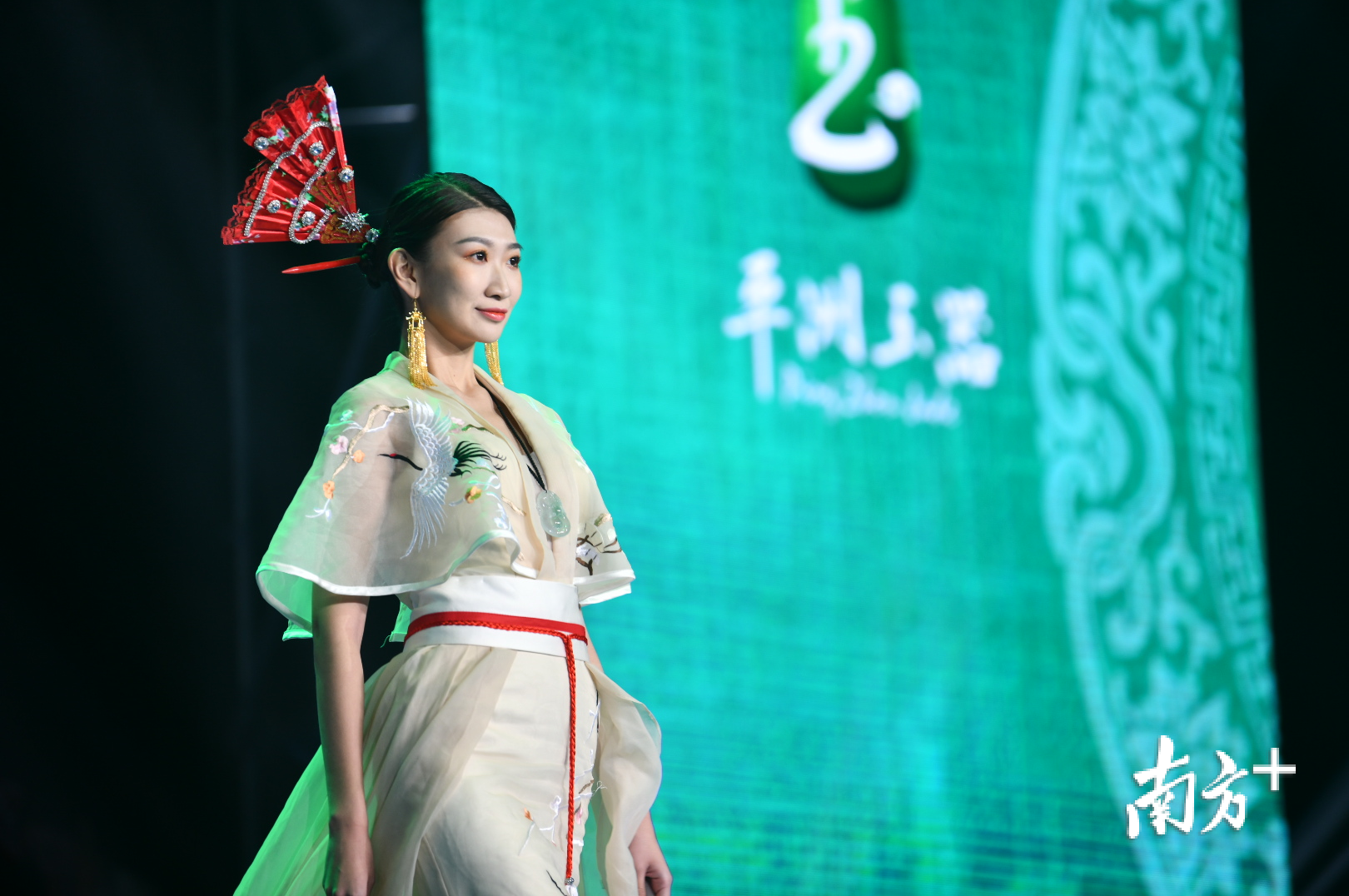 网红达人身着珠宝玉器进行走秀表演。 网红达人身着珠宝玉器进行走秀表演。
