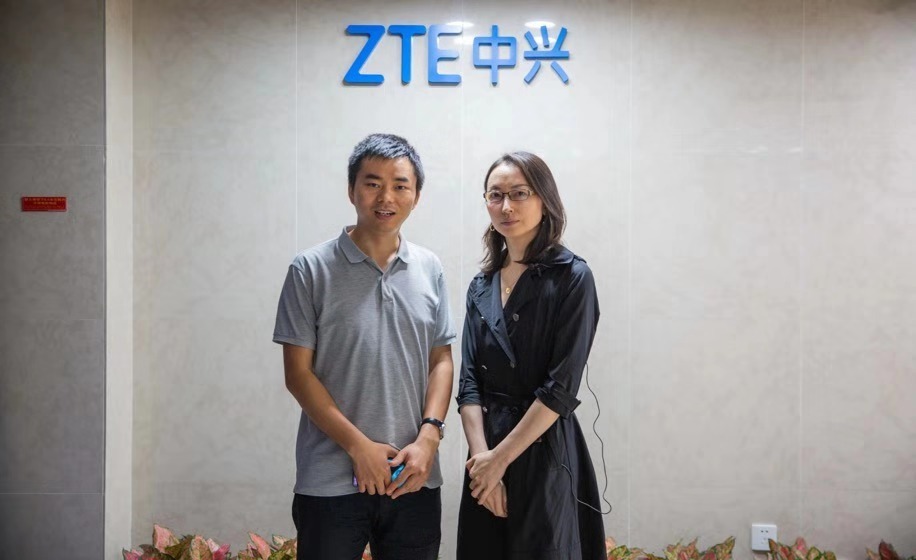 中兴通讯副总崔丽（右）与南方+记者郜小平（左）。