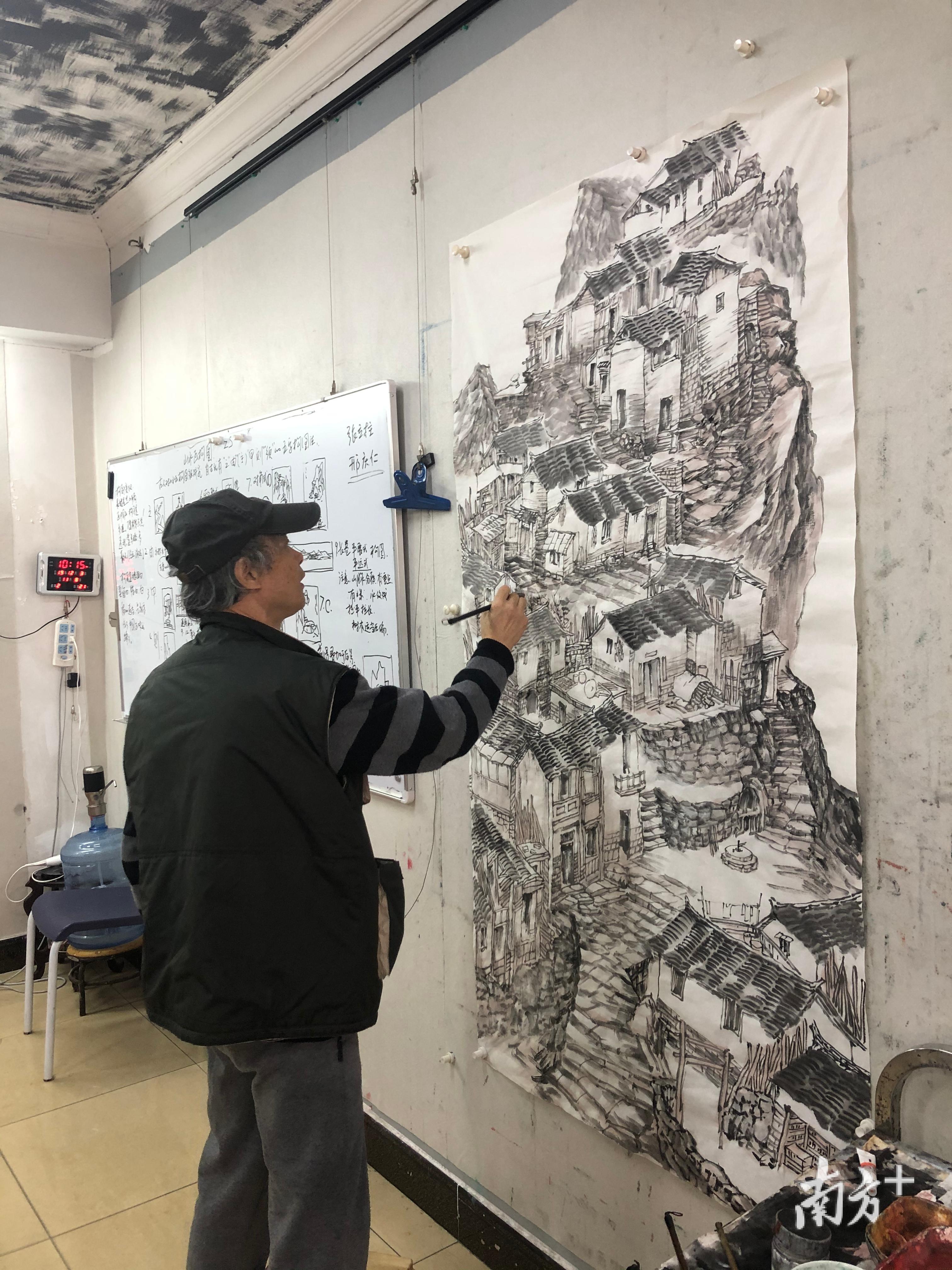 近年来,袁赤峰醉心于山水画的研究和创作。(张晓敏摄) 近年来,袁赤峰醉心于山水画的研究和创作。(张晓敏摄)