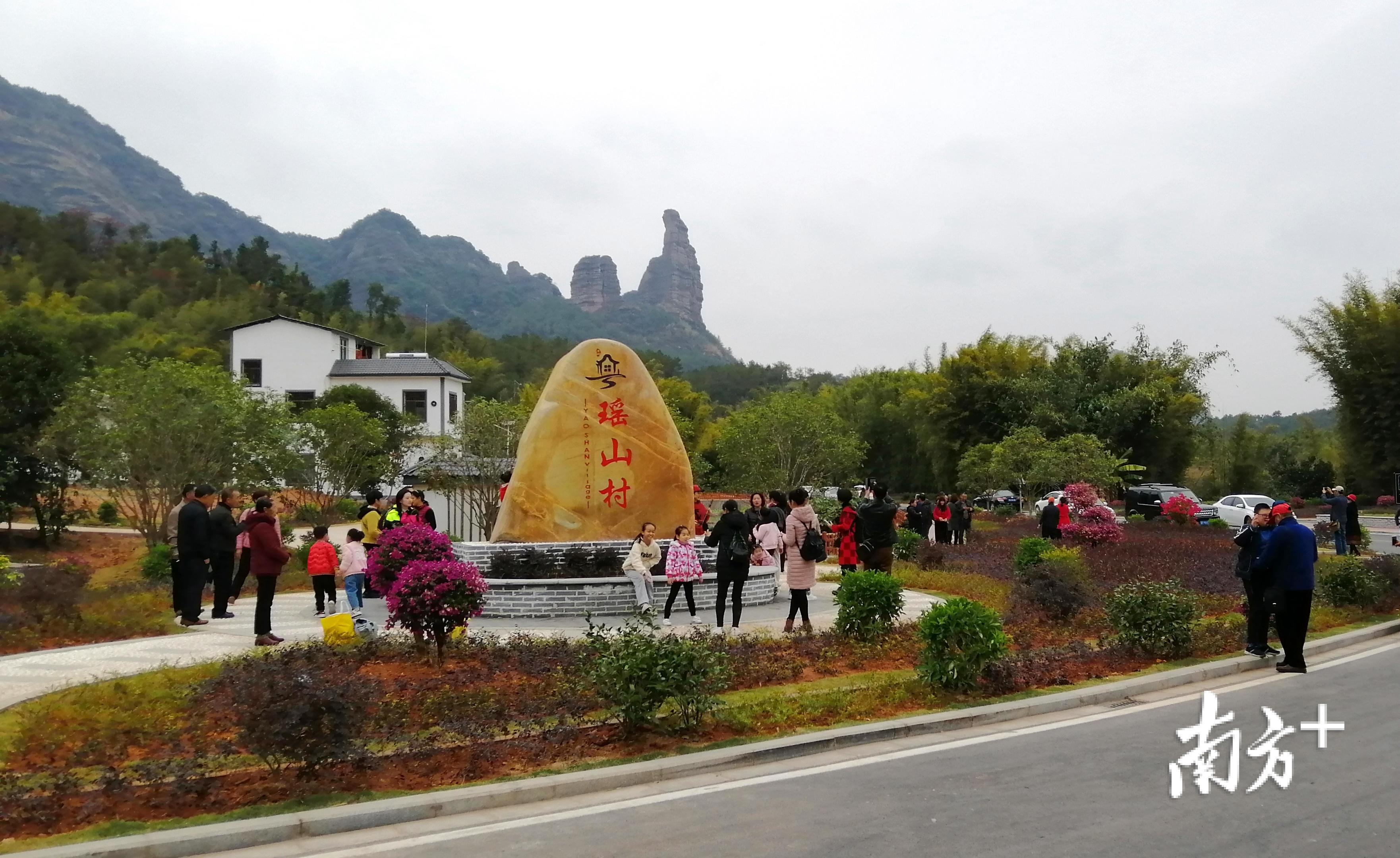 美丽乡村引游人。谭定权 摄