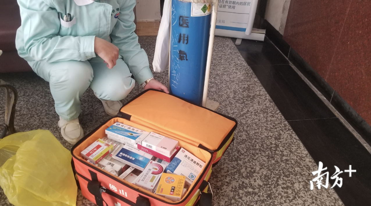 高明区慢性病防治站带来的应急药品和医用氧气筒。 高明区慢性病防治站带来的应急药品和医用氧气筒。