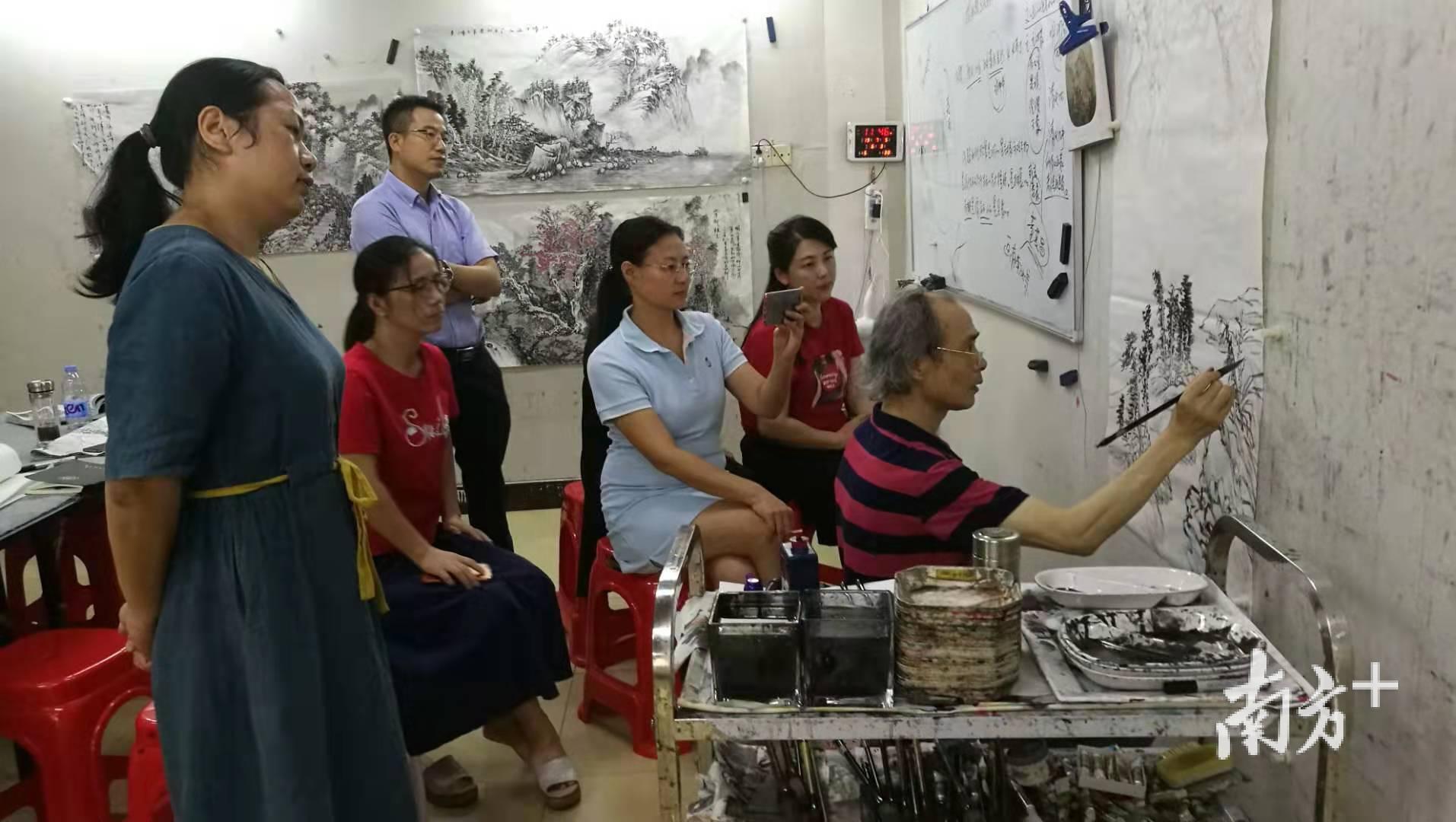 袁赤峰在小区里筹建起“袁赤峰绘画工作室”,每天都有不同年龄不同职业的学生到工作室习画。(受访者供图) 袁赤峰在小区里筹建起“袁赤峰绘画工作室”,每天都有不同年龄不同职业的学生到工作室习画。(受访者供图)