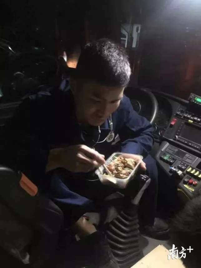 通宵扑救山火,肇庆消防救援支队指战员有的在山边席地而坐、有的坐在驾驶室内吃饭补充体力,填饱肚子后又立即投入扑救工作。董天健 摄 通宵扑救山火,肇庆消防救援支队指战员有的在山边席地而坐、有的坐在驾驶室内吃饭补充体力,填饱肚子后又立即投入扑救工作。董天健 摄